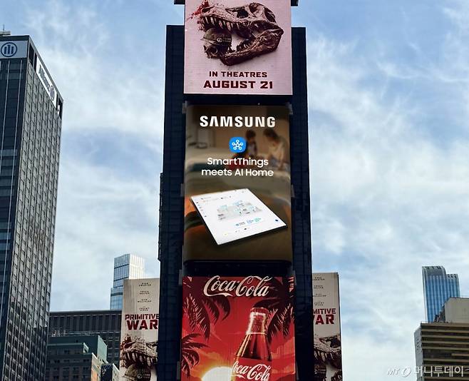 (서울=뉴스1) = 삼성전자가 IFA 2025 개막에 앞서 글로벌 랜드마크에서 삼성전자가 새롭게 정의하는 'AI 홈' 가치를 담은 영상 캠페인을 2일부터 진행한다고 2일 밝혔다.  사진은 삼성전자가 미국 뉴욕 타임스 스퀘어에서 진행 중인 '스마트싱스로 완성한 AI 홈' 영상 캠페인 모습. (삼성전자 제공. 재판매 및 DB 금지) 2025.9.2/뉴스1  Copyright (C) 뉴스1. All rights reserved. 무단 전재 및 재배포,  AI학습 이용 금지. /사진=(서울=뉴스1)