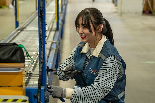 박소진 CFS 오토메이션 엔지니어가 풀필먼트센터에서 자동화 설비 롤러 컨베이어를 정비하는 모습. /사진제공=쿠팡