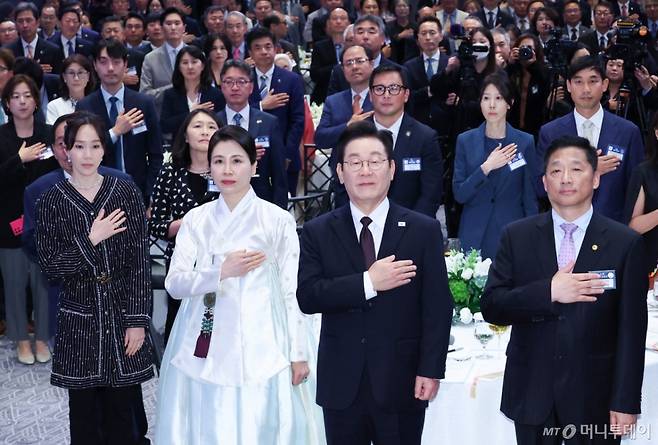 [뉴욕=뉴시스] 최동준 기자 = 이재명 대통령과 김혜경 여사가 22일(현지 시간) 미국 뉴욕의 한 호텔에서 열린 동포 간담회에서 참석자들과 국민의례를 하고 있다. 2025.09.23. photocdj@newsis.com /사진=