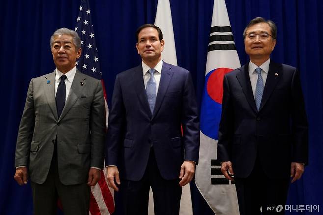 [뉴욕=AP/뉴시스] 조현(오른쪽) 외교부 장관이 미국 뉴욕의 롯데 팰리스 호텔에서 마코 루비오 미 국무장관, 이와야 다케시 일본 외무상과 만나 기념 촬영하고 있다. 조 장관은 뉴욕에서 제80차 유엔총회를 계기로 열린 한미일 외교장관 회의에 참석했다. 2025.09.23.