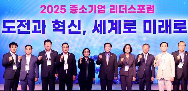 (왼쪽에서 다섯 번째) 한성숙 중소벤처기업부 장관과 김기문 중소기업중앙회 회장이 23일 오후 롯데호텔 제주에서 열린 '2025 중소기업 리더스포럼' 에 참석했다./사진제공=중기중앙회.