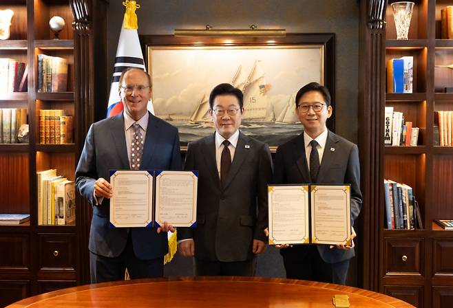 [뉴욕=뉴시스] 최동준 기자 = 이재명 대통령이 22일(현지 시간) 미국 뉴욕의 한 호텔에서 배경훈 과학기술정보통신부 장관과 세계경제포럼 의장인 래리 핑크 블랙록 회장의 AI 산업 글로벌 협력을 위한 MOU 체결 때 함께 기념촬영을 하고 있다. (공동취재) 2025.09.23. photocdj@newsis.com /사진=최동준