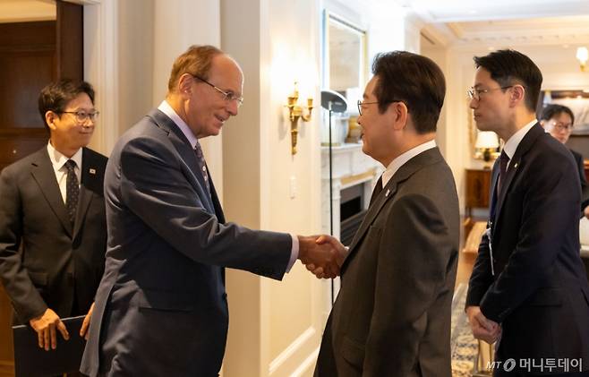 [뉴욕=뉴시스] 최동준 기자 = 이재명 대통령이 22일(현지 시간) 미국 뉴욕의 한 호텔에서 세계경제포럼 의장인 래리 핑크 블랙록 회장을 만나 악수하고 있다. (공동취재) 2025.09.23. photocdj@newsis.com /사진=