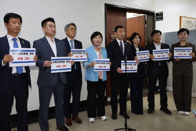 서영교 더불어민주당 의원 등 국민의힘을 제외한 법제사법위원회 위원들이 22일 서울 여의도 국회에서 법사위 검찰개혁 청문회 파행에 대해 국민의힘 위원들을 탓하며 국회 선진화법을 준수할 것을 요구하고 있다. 연합뉴스