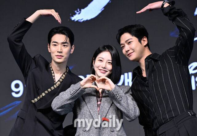 배우 박서함, 신예은, 로운(왼쪽부터)이 23일 서울 논현동 엘리에나 호텔에서 진행된 디즈니+ 오리지널 시리즈 '탁류' 제작발표회에 참석했다. / 한혁승 기자(hanfoto@mydaily.co.kr)