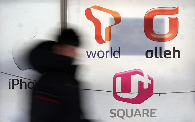 서울 소재 휴대전화 매장에 이동통신 3사 로고가 붙어 있다. [뉴시스]