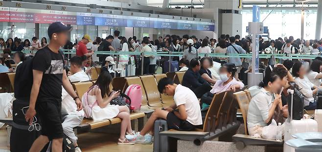 여름휴가 성수기인 지난달 3일 인천국제공항 제1여객터미널 출국장이 해외로 출국하는 여행객들로 붐비고 있다. [연합뉴스]