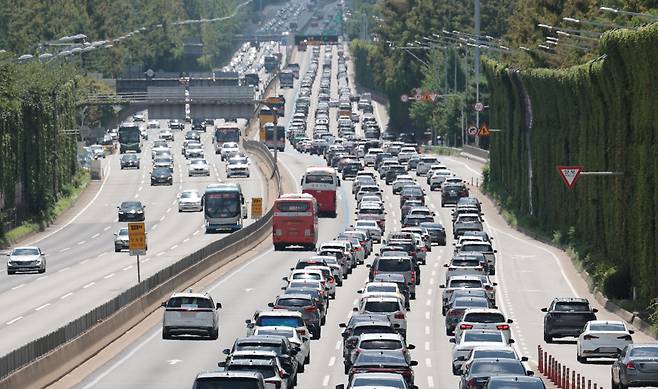 8월 자동차보험 손해율이 86.7%에 달하며 높은 수준을 이어가고 있다. 올해 연말 누적 손해율을 추정한 결과, 주요 손해보험사 4곳의 손해율은 87%에 달하고, 손실 규모는 5000억원을 넘을 것으로 추산된다. [연합]