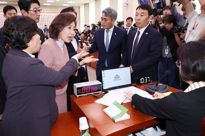 22일 서울 여의도 국회 법제사법위원회에서 열린 ‘건진법사 관봉권 띠지’ 분실 관련 검찰개혁 입법청문회에서 나경원 의원 등 국민의힘 소속 의원들이 더불어민주당 소속 추미애 법사위원장의 질서유지권 발동 등에 항의하는 모습. [연합]