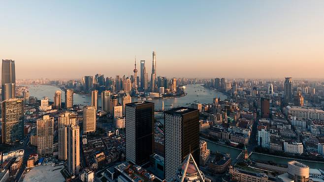 지난 10년간 기업 성장세를 분석한 결과, 중국 주요 기업의 성장 속도가 한국 기업보다 6.3배 빠른 것으로 나타났다. 사진은 서울 시내 빌딩가(위쪽)와 중국 상하이 시내 빌딩가 모습  [헤럴드 DB]