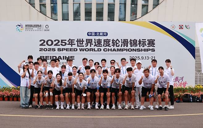 중국 베이다이허에서 지난 13~21일 개최된 2025 세계스피드선수권대회에 출전한 대한민국선수단이 김경석(맨뒷줄 왼쪽에서 다섯번째) 대한롤러스포츠연맹 회장 등 협회 임원진과 함께 파이팅을 하고 있다. <사진=대한롤러스포츠연맹>