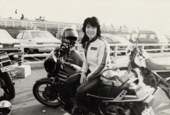 젊은 시절 오토바이를 타는 다카이치 사나에 전 경제안보상 [다카이치 사나에 홈페이지 캡처]