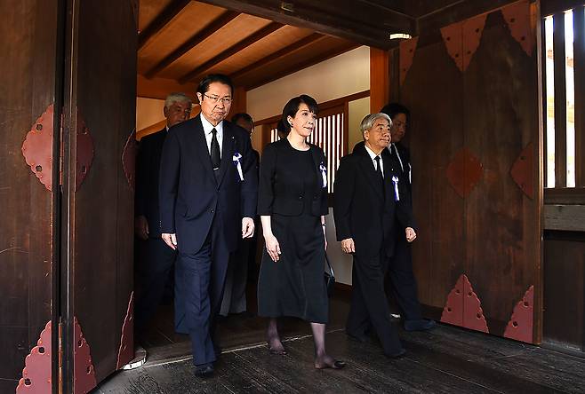 지난 2014년 8월 15일(현지시간) 다카이치 사나에 전 경제안보상(왼쪽에서 두 번째)이 다른 국회의원들이 도쿄 야스쿠니 신사를 참배하고 있다. [게티이미지]