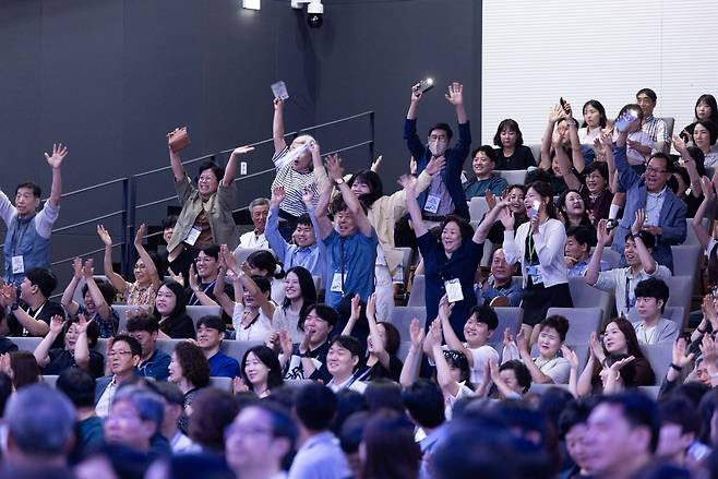 20일 삼성바이오로직스 임직원 가족초청행사 프로그램에 참여하는 가족들의 모습. 인천=최은지 기자.