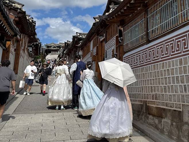 [서울=뉴시스] 북촌한옥마을에서 한복을 입고 거리를 걷고 있는 외국인들의 모습. 2025.09.22. *재판매 및 DB 금지