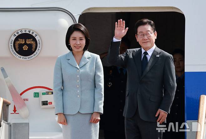 [성남=뉴시스] 고범준 기자 = 이재명 대통령과 김혜경 여사가 제80차 유엔총회 참석차 미국 뉴욕을 방문하기 위해 22일 경기 성남 서울공항에 도착해 공군 1호기에 탑승하며 인사하고 있다. 2025.09.22. bjko@newsis.com