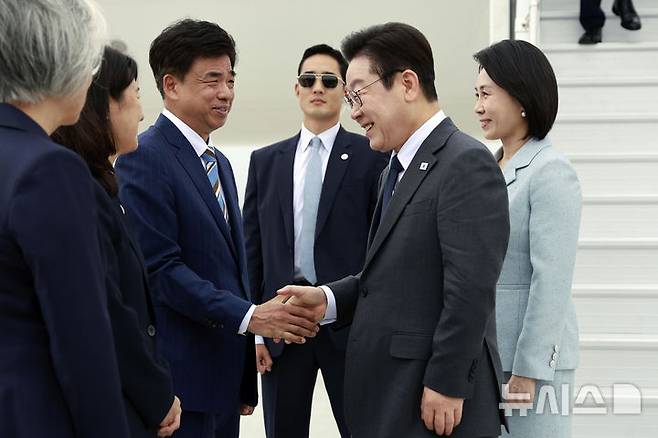 [뉴욕=뉴시스] 최동준 기자 = 유엔 총회에 참석하는 이재명 대통령이 22일(현지 시간) 미국 뉴욕 JFK 국제공항에 도착해 차지훈 주유엔대사와 악수하고 있다. 오른쪽은 김혜경 여사. 2025.09.23. photocdj@newsis.com