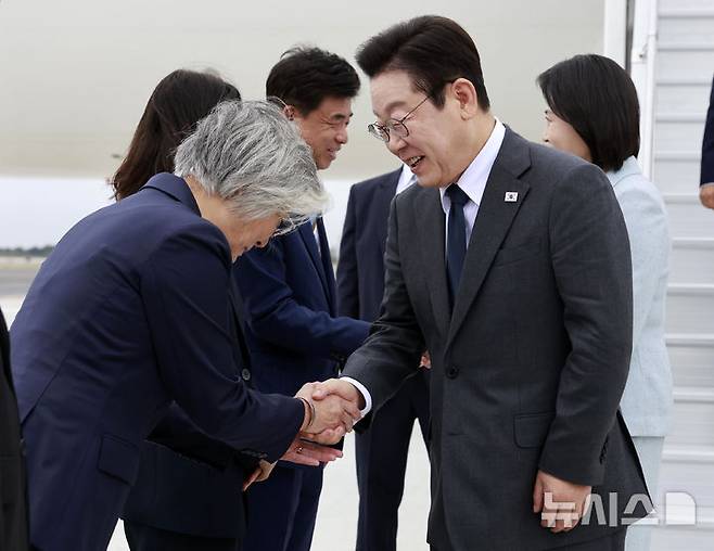 [뉴욕=뉴시스] 최동준 기자 = 유엔 총회에 참석하는 이재명 대통령이 22일(현지 시간) 미국 뉴욕 JFK 국제공항에 도착해 강경화 주미대사 내정자와 악수하고 있다. 2025.09.23. photocdj@newsis.com