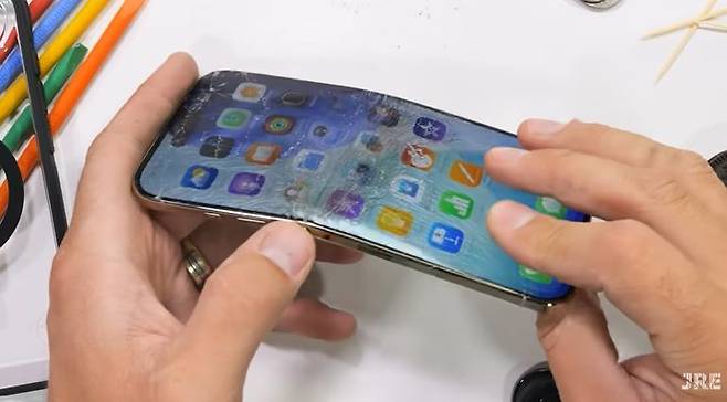 IT유튜버 '제리릭에브리씽'이 아이폰 에어 내구성 테스트를 진행하는 모습. 중장비 등으로 216파운드(약 98㎏) 이상의 압력을 가해 파손된 아이폰 에어가 멀쩡하게 작동하고 있다. (사진=유튜브 제리릭에브리씽 캡처)  *재판매 및 DB 금지