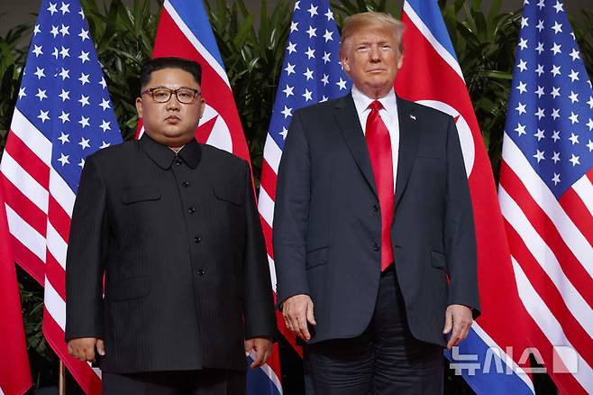 [센토사=AP/뉴시스] 도널드 트럼프 미국 대통령(오른쪽)이 2018년 6월12일 싱가포르 센토사 섬에서 북한 김정은 국무위원장을 만난 모습. 2025.7.29