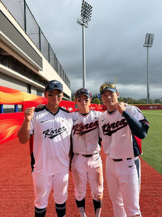 [서울=뉴시스] 아시아야구선수권대회에 나선 한국 야구 대표팀의 류현준, 전다민, 곽동효. (사진 = 대한야구소프트볼협회 제공) *재판매 및 DB 금지