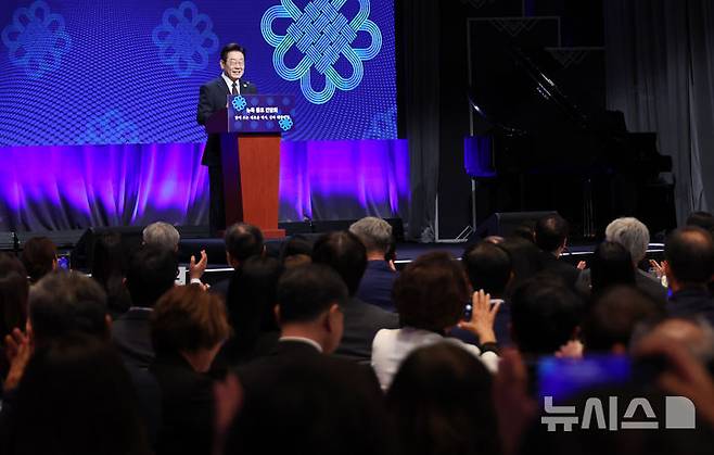 [뉴욕=뉴시스] 최동준 기자 = 이재명 대통령이 22일(현지 시간) 미국 뉴욕의 한 호텔에서 열린 동포 간담회에서 인사말을 하고 있다. 2025.09.23. photocdj@newsis.com