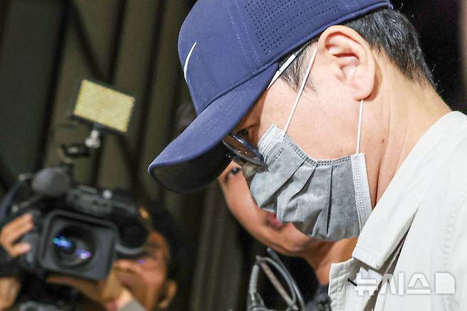 [서울=뉴시스] 권창회 기자 = 삼부토건 주가조작 의혹 사건의 '키맨' 이기훈씨가 목포에서 체포돼 11일 서울 종로구 김건희 특검팀으로 호송되어 오고 있다. 2025.09.11. kch0523@newsis.com