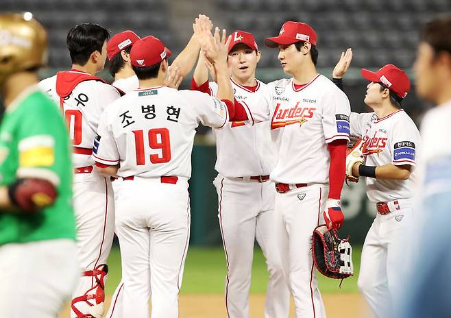 [서울=뉴시스] 프로야구 SSG 랜더스 선수단이 12일 인천 SSG랜더스필드에서 열린 2025 신한 쏠뱅크 KBO리그 키움 히어로즈와의 경기에서 승리한 뒤 세리머니를 펼치고 있다. (사진=SSG 랜더스 제공) 2025.08.12. *재판매 및 DB 금지