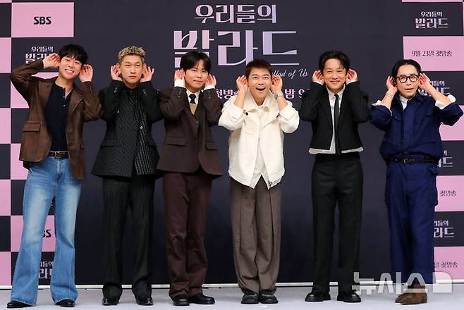 [서울=뉴시스] 김혜진 기자 = 방송인 대니 구(왼쪽부터), 크러쉬, 정승환, 전현무, 차태현, 정재형이 23일 오전 서울 양천구 목동 SBS에서 열린 '우리들의 발라드' 제작발표회에서 포즈를 취하고 있다. 2025.09.23. jini@newsis.com