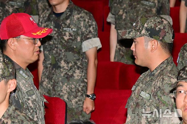 [창원=뉴시스] 차용현 기자 = 23일 오전 삼성전자 이재용 회장의 장남 이지호 씨가 경남 창원시 진해구 해군사관학교에서 열린 '제139기 해군 사관후보생 입교식'에서 대대장과 악수하고 있다. 2025.09.23. con@newsis.com