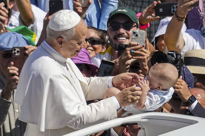 [바티칸=AP/뉴시스] 교황 레오 14세가 7일 바티칸 성 베드로 광장에서 카를로 아쿠티스와 피에르 조르조 프라사티의 시성식을 집전한 후 떠나고 있다. 2025.09.23.