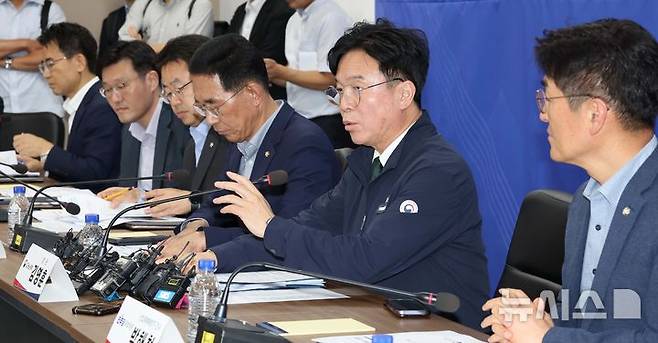 [서울=뉴시스] 김근수 기자 = 김영훈 고용노동부 장관이 지난 8월 14일 오후 서울 중구 직업능력평가원에서 열린 중대재해 근절을 위한 20대 건설사 CEO 간담회에 참석해 발언하고 있다. (공동취재) 2025.08.14. photo@newsis.com