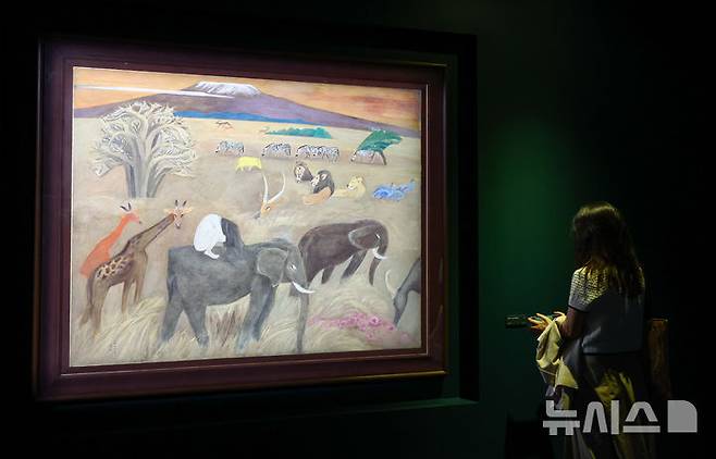 [[서울=뉴시스] 황준선 기자 = 23일 서울 종로구 석파정 서울미술관에서 열린 천경자 작고 10주기 특별기획전 '내 슬픈 전설의 101페이지' 언론 공개 행사에 '내 슬픈 전설의 49페이지'가 전시돼 있다. 2025.09.23. hwang@newsis.com