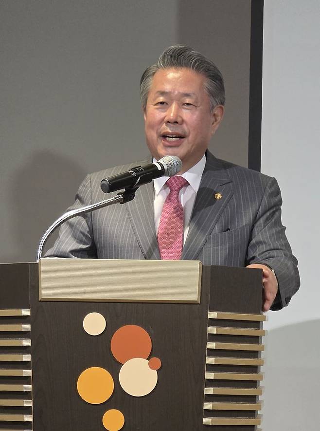 [사진=박현주 미술전문기자]23일 안병광 유니온약품 회장이자 서울미술관 회장이 천경자 예술세계를 조망하는 대형 기획전 '내 슬픈 전설의 101페이지'를 기자 간담에서 인사말을 하고 있다.  hyun@newsis.com *재판매 및 DB 금지