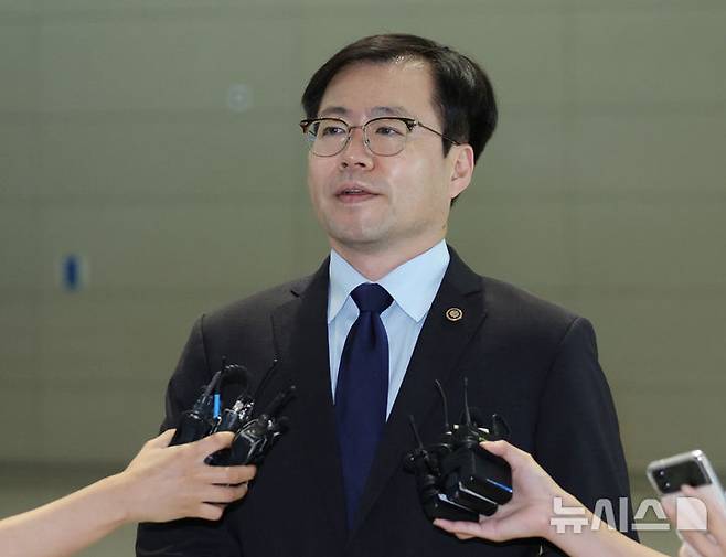 [인천공항=뉴시스] 김진아 기자 = 여한구 산업통상자원부 통상본부장이 한미 관세협상 관련 후속 협의를 위해 15일 오전 인천국제공항 제2터미널에서 워싱턴 DC로 출국하던 중 취재진의 질문에 답하고 있다. 2025.09.15. bluesoda@newsis.com