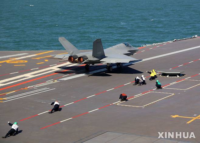 [베이징=신화/뉴시스] 중국 해군이 22일 자국 세 번째 항공모함인 푸젠호에서 3종의 함재기를 이용한 전자기 캐터펄트(사출장치) 이착륙 시험을 성공적으로 마쳤다고 밝혔다. 사진은 젠(J)-35 함재기가 푸젠호에서 이륙하는 모습. 2025.09.23
