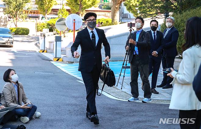 [서울=뉴시스] 추상철 기자 = 한동훈 법무부 장관이 27일 서울 종로구 헌법재판소에서 열리는 '검수완박법'의 위헌여부를 다투는 공개변론의 직접 변론을 위해 심판정에 도착하고 있다.(공동취재사진) 2022.09.27. photo@newsis.com