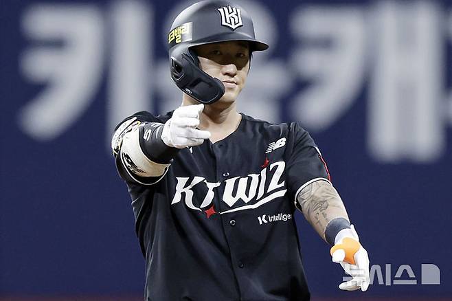 [서울=뉴시스] 최동준 기자 = 23일 서울 구로구 고척스카이돔에서 열린 2025 KBO리그 kt 위즈와 키움 히어로즈의 경기, 6회초 2사 만루 상황 kt 김민혁이 3타점 적시타를 친 뒤 기뻐하고 있다. 2025.05.23. photocdj@newsis.com