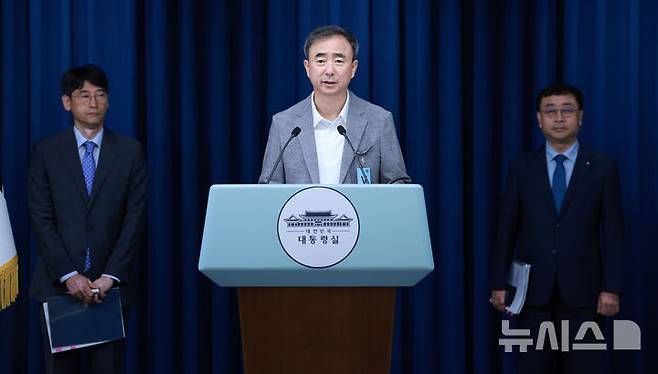 [서울=뉴시스] 고범준 기자 = AI 전략위원회 임문영 부위원장이 8일 서울 용산 대통령실 청사에서 국가AI 전략위원회 관련 브리핑을 하고 있다. 2025.09.08. bjko@newsis.com