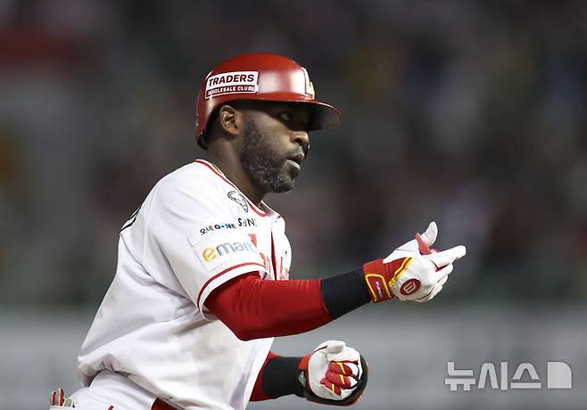 [인천=뉴시스] 김근수 기자 = 23일 인천 미추홀구 SSG랜더스필드에서 열린 2025 KBO리그 KIA 타이거즈와 SSG 랜더스의 경기,  5회초 2사 주자 1루 상황에서 SSG 에레디아가 투런 홈런을 치고 베이스를 돌고 있다. 2025.09.23. ks@newsis.com