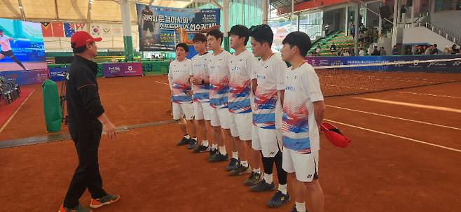 남자 단체전에서 준우승을 거둔 한국 대표팀. 대회 조직위