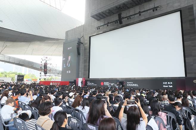 매기 강 감독이 21일 부산 해운대구 우동 영화의전당에서 열린 제30회 부산국제영화제 '케이팝 데몬 헌터스' 오픈토크에서 관객들에게 인사하고 있다. 연합뉴스