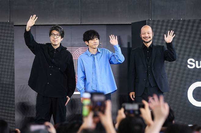 카와무라 겐키 감독(왼쪽부터), 배우 니노미야 카즈나리, 코우치 야마토가 19일 부산 해운대구 우동 영화의전당에서 열린 제30회 부산국제영화제 '8번 출구' 야외무대인사에서 관객들에게 인사하고 있다. 연합뉴스