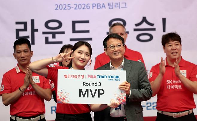 SK렌터카 강지은이 PBA 김영진 전무와 기념 촬영하는 모습. PBA