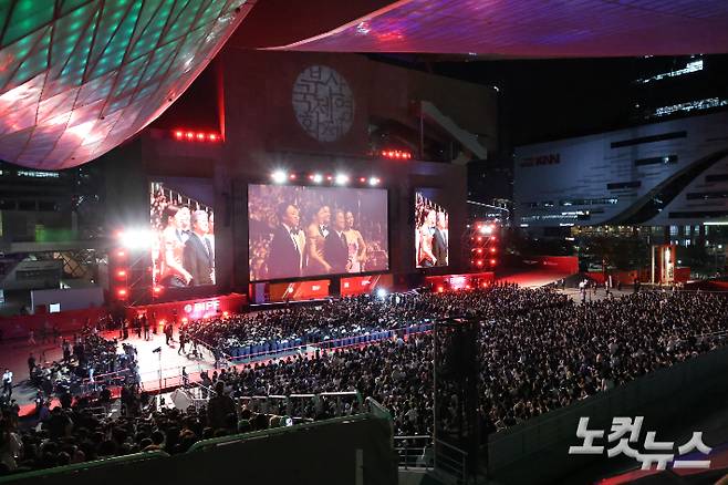 17일 부산 해운대구 영화의전당에서 '제30회 부산국제영화제(BIFF)' 개막식이 열리고 있다. 부산=황진환 기자