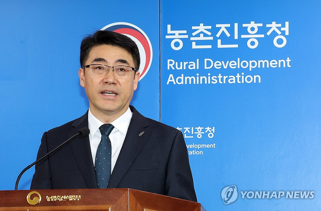 김진형 농진청 축과원 축산자원개발부장이 17일 정부세종청사 농식품부 기자실에서 젖소 부모 선조의 혈통 정보와 우유 생산 기록을 토대로 평가하던 기존 방식에 유전자(DNA) 분석 결과를 반영하는 새로운 국가 단위 유전체 유전능력 평가 체계를 완성했다고 밝히고 있다. 연합뉴스