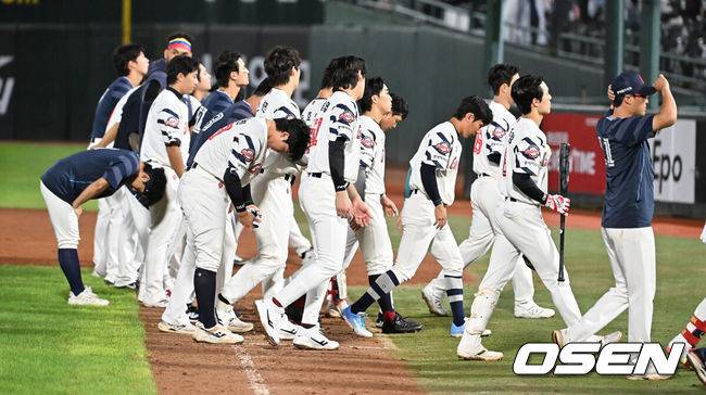 [OSEN=부산, 이석우 기자] 9일 부산 사직야구장에서 2025 신한 SOL 뱅크 KBO 리그 롯데 자이언츠와 한화 이글스의 경기가 열렸다. 홈팀 롯데는 박세웅이, 방문팀 한화는 와이스가 선발 출전했다.롯데 자이언츠 선수들이 한화 이글스에 1-9로 패한 후 팬들에게 인사를 하고 있다. 2025.09.09 / foto0307@osen.co.kr