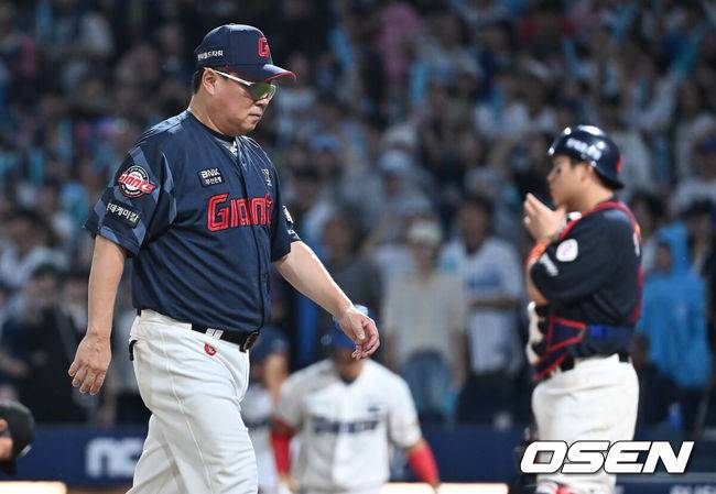 [OSEN=창원, 이석우 기자] 23일 창원NC파크에서 2025 신한 SOL 뱅크 KBO 리그 NC 다이노스와 롯데 자이언츠의 경기가 열렸다. 홈팀 NC는 김녹원이, 방문팀 롯데는 감보아가 선발 출전했다. 롯데 자이언츠 김태형 감독이 5회말 무사 만루 NC 다이노스 데이비슨의 3루수 앞 땅볼때 3피트 위반에 대해 항의한 후 더그아웃으로 돌아가고 있다. 2025.08.23 / foto0307@osen.co.kr