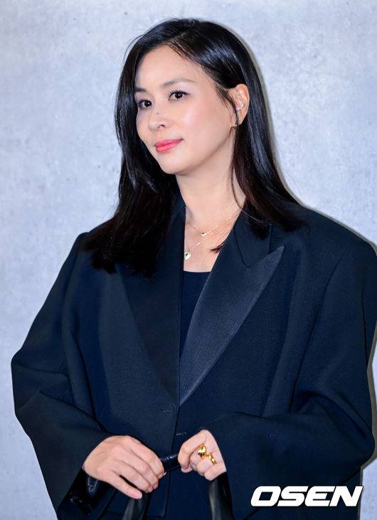 [OSEN=지형준 기자] 25일 오후 서울  성수동 레이어 스튜디오 27에서 럭셔리 디자이너 브랜드 포토행사가 열렸다.이날 배우 고소영, 정려원, 수현, 기은세, 김나영과 모델 한혜진이 참석해 자리를 빛냈다.배우 고소영이 포즈를 취하고 있다. 2024.04.25 /jpnews@osen.co.kr