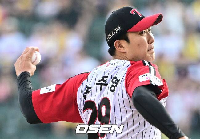 [OSEN=잠실, 조은정 기자]31일 오후 서울 잠실구장에서 ‘2025 신한 SOL Bank KBO리그’ LG 트윈스와 키움 히어로즈의 경기가 열렸다.홈팀 LG는 손주영, 방문팀 키움은 알칸타라를 선발로 내세웠다.1회초 LG 손주영이 역투하고 있다. 2025.08.31 /cej@osen.co.kr